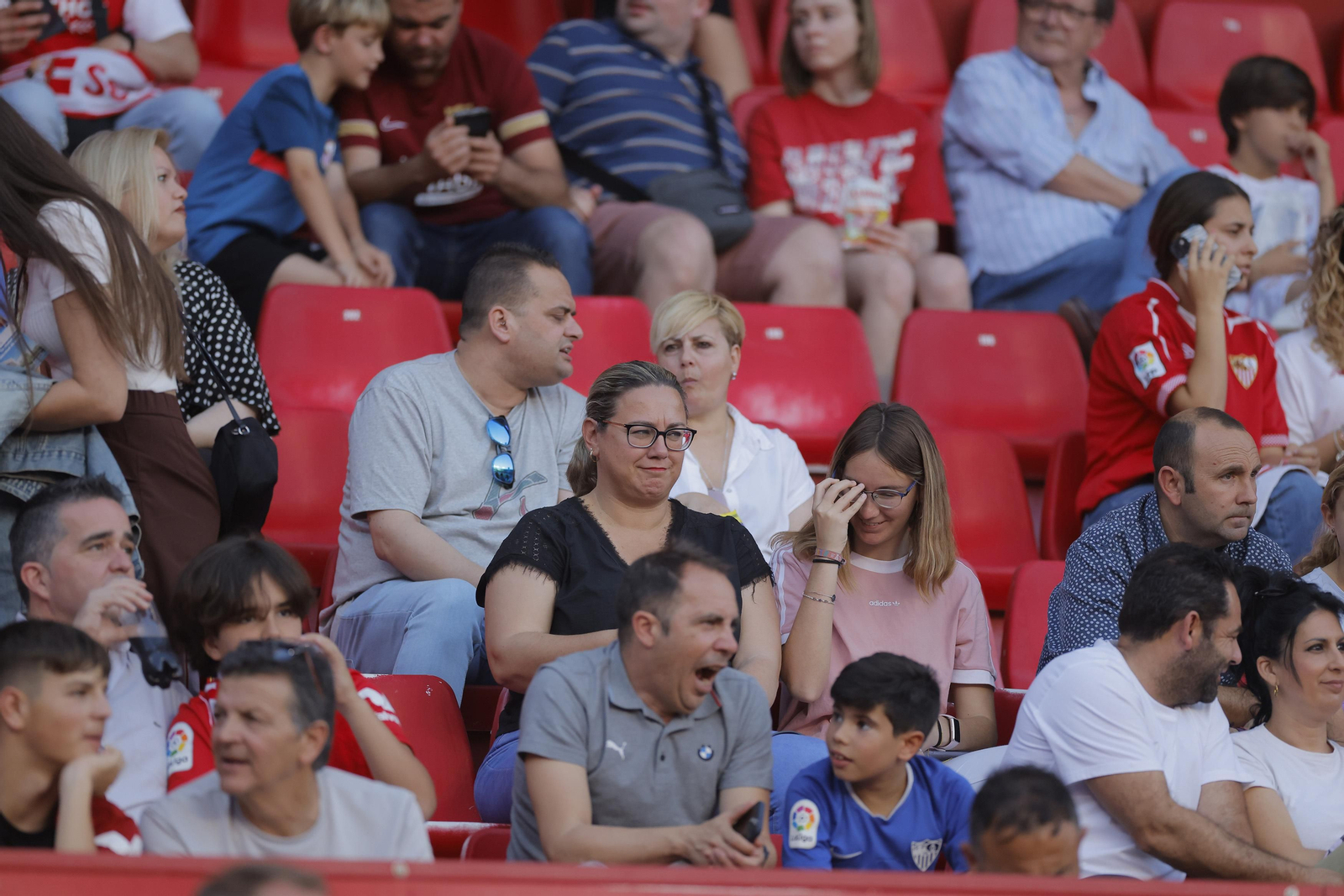 Búscate en las fotos del Sevilla-Girona