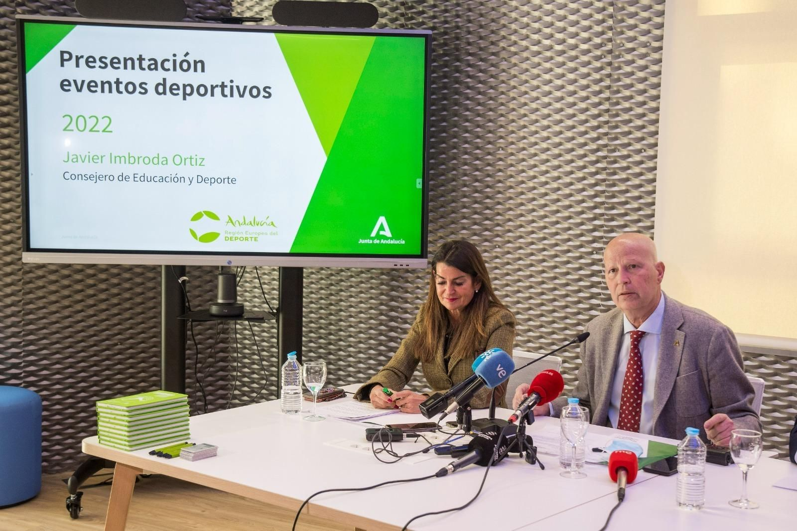 Luis Rubiales y Javier Imbroda, durante el acto de esta mañana en Sevilla.
