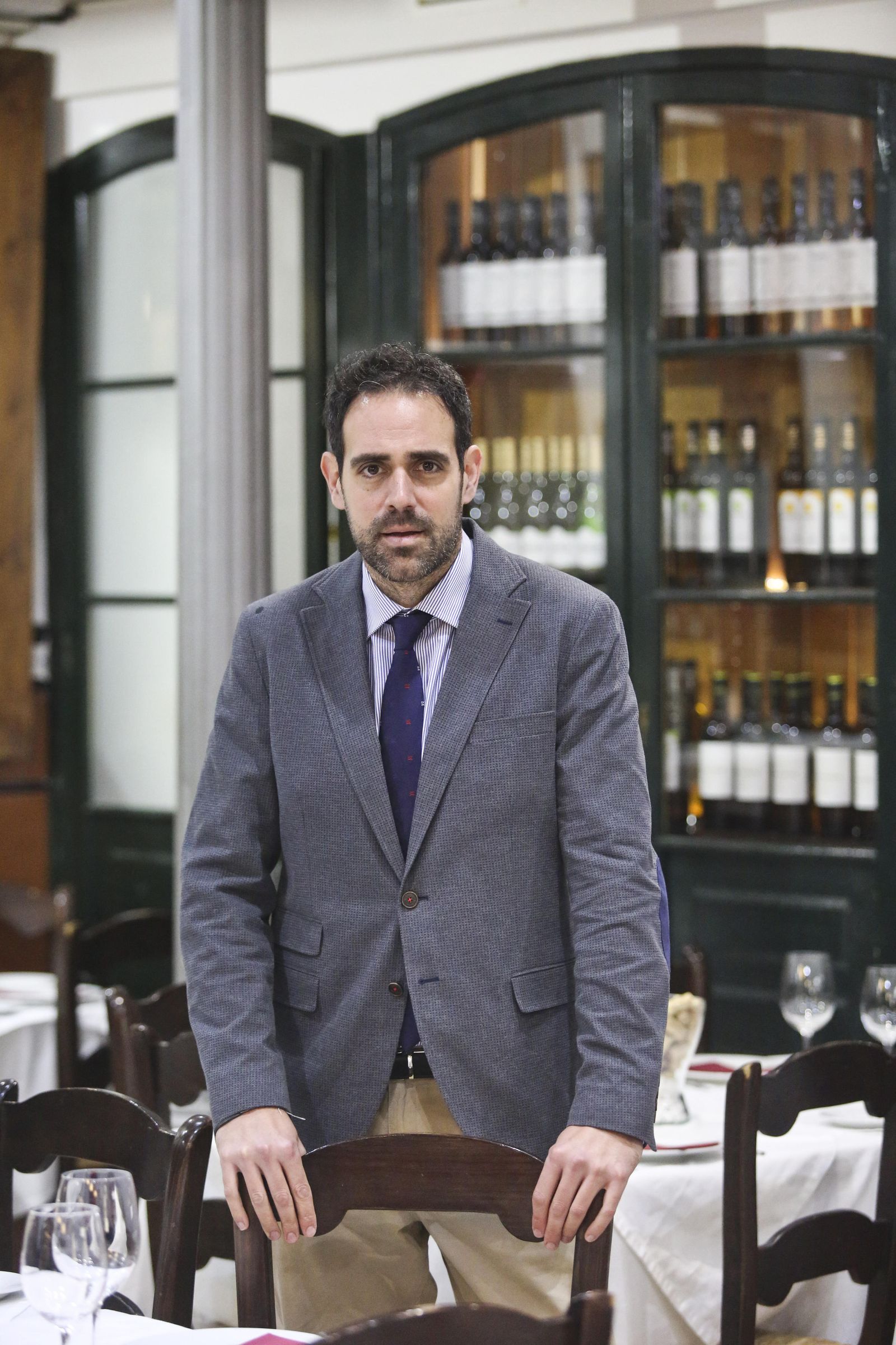 Javier Frutos, en el interior del comedor de su local.