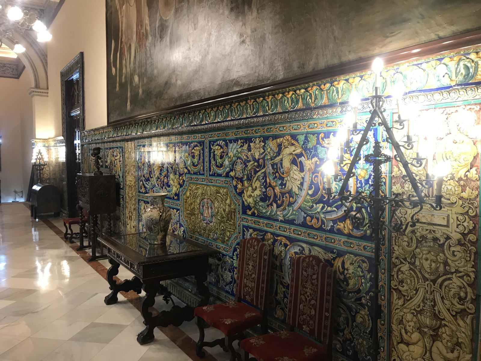 Hermosa azulejería trianera que adorna las paredes de la galería de entrada a la zona noble