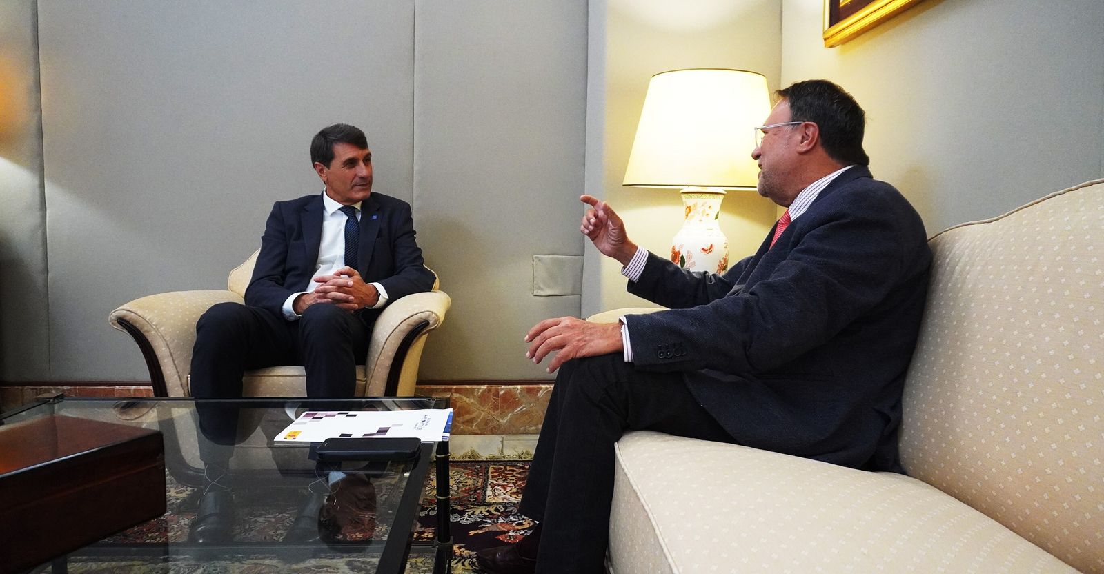 El delegado del Gobierno de España en Andalucía, Pedro Fernández, y el delegado del Estado para la Zona Franca, Alfredo Sánchez Monteseirín.