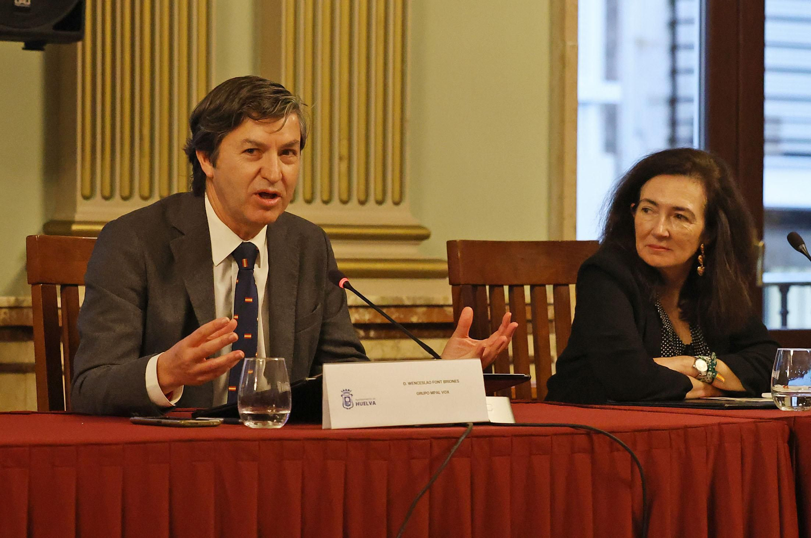 Imágenes de la celebración del Pleno Extraordinario de Honores y Distinciones 2025 en Huelva