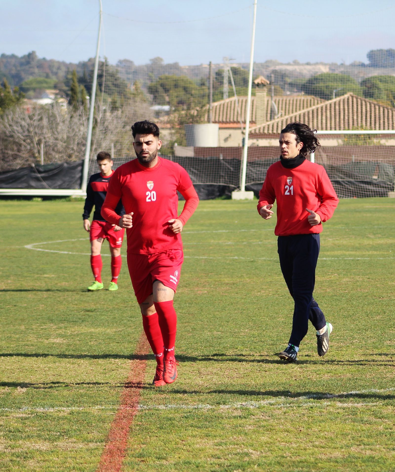 Kevin, entre Barberá y Carlos Cabeza, el pasado domingo en su último calentamiento con el Recre Portuense.