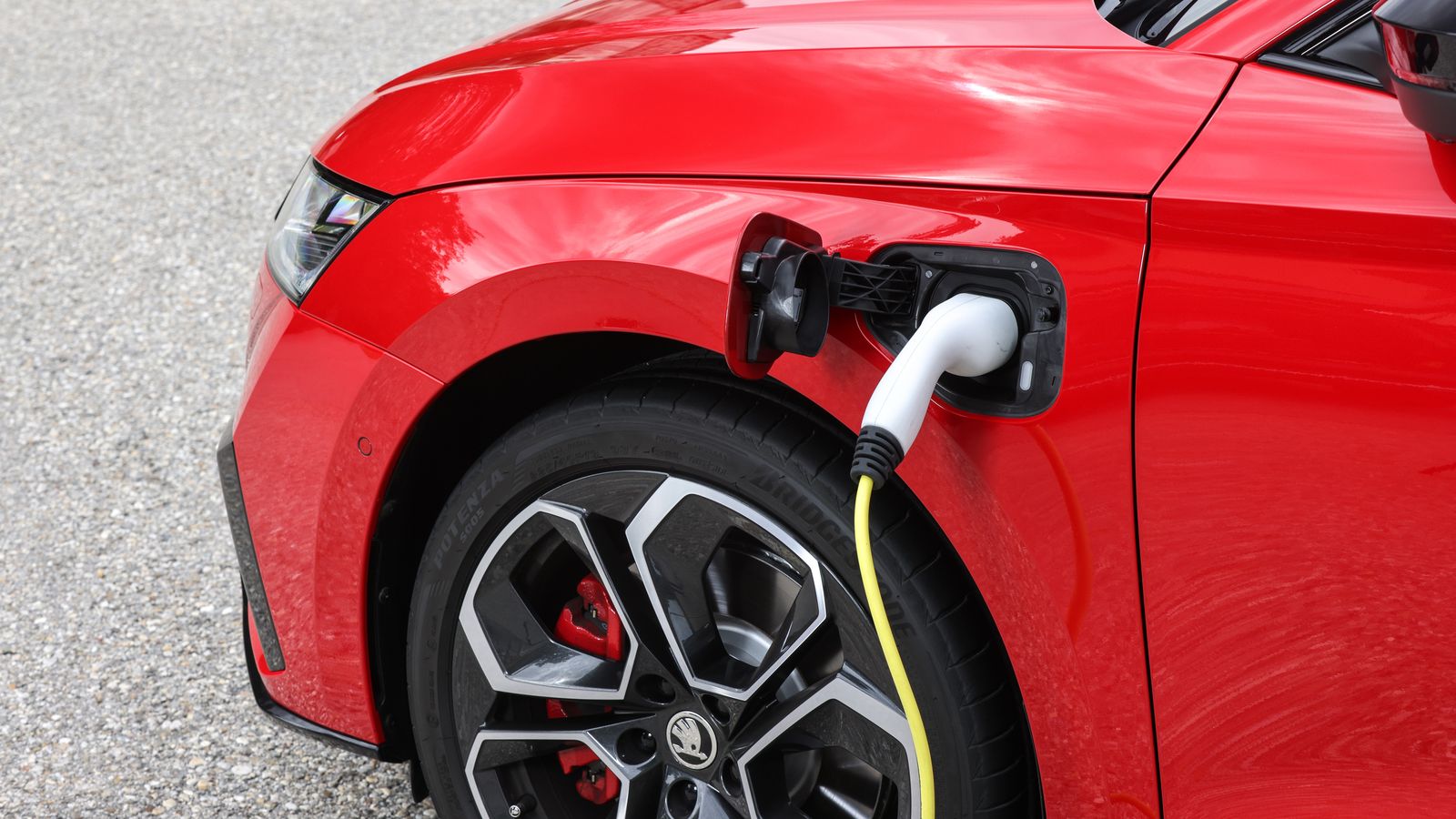 La potencia máxima de carga que admite su cargador embarcado es de 3,7 kW. Estos híbridos sólo se pueden cargar con corriente alterna.