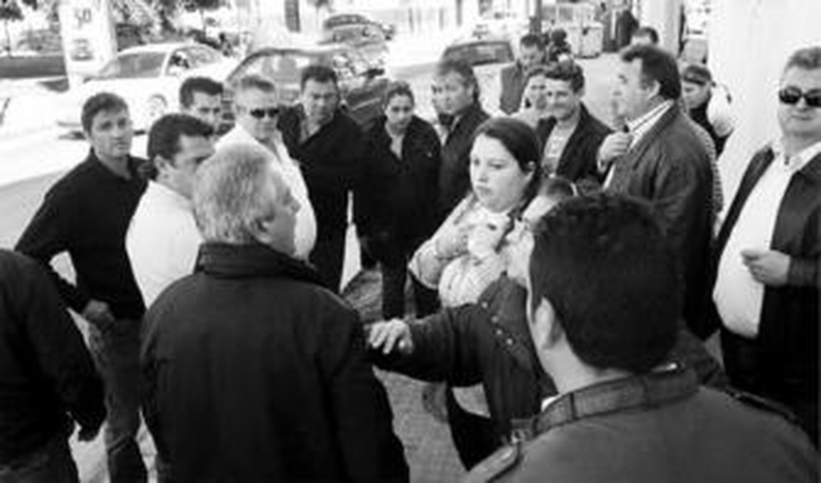 Varios de los vendedores ambulantes se manifiestan ayer ante la delegación de Recursos Humanos.