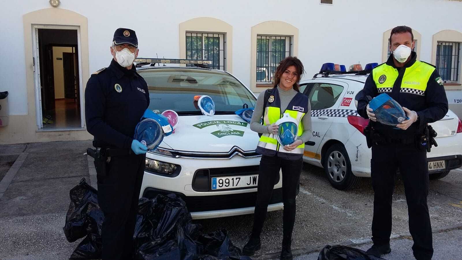 Momento de la entrega de las máscaras a una agente de la Policía Nacional de El Puerto, en la tarde de ayer jueves.