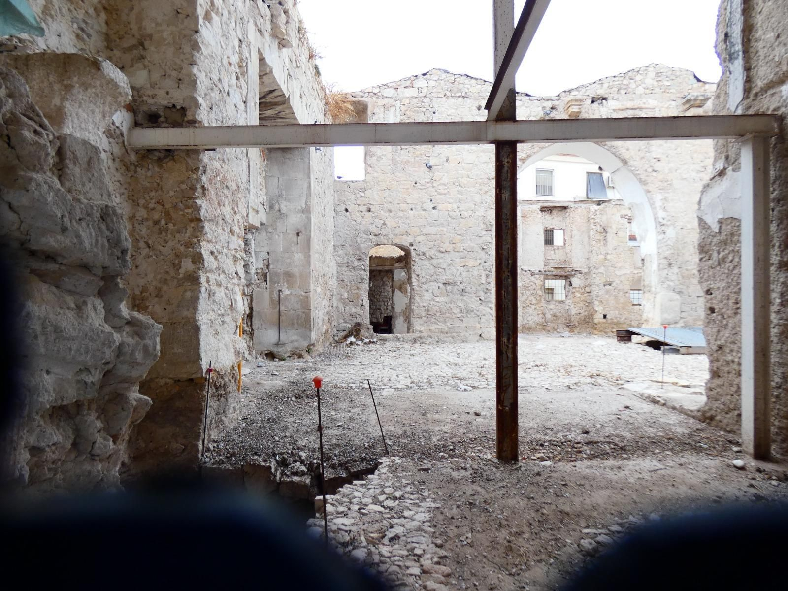 Así se encuentran los restos de la antigua iglesia de San Miguel en Jaén, en imágenes