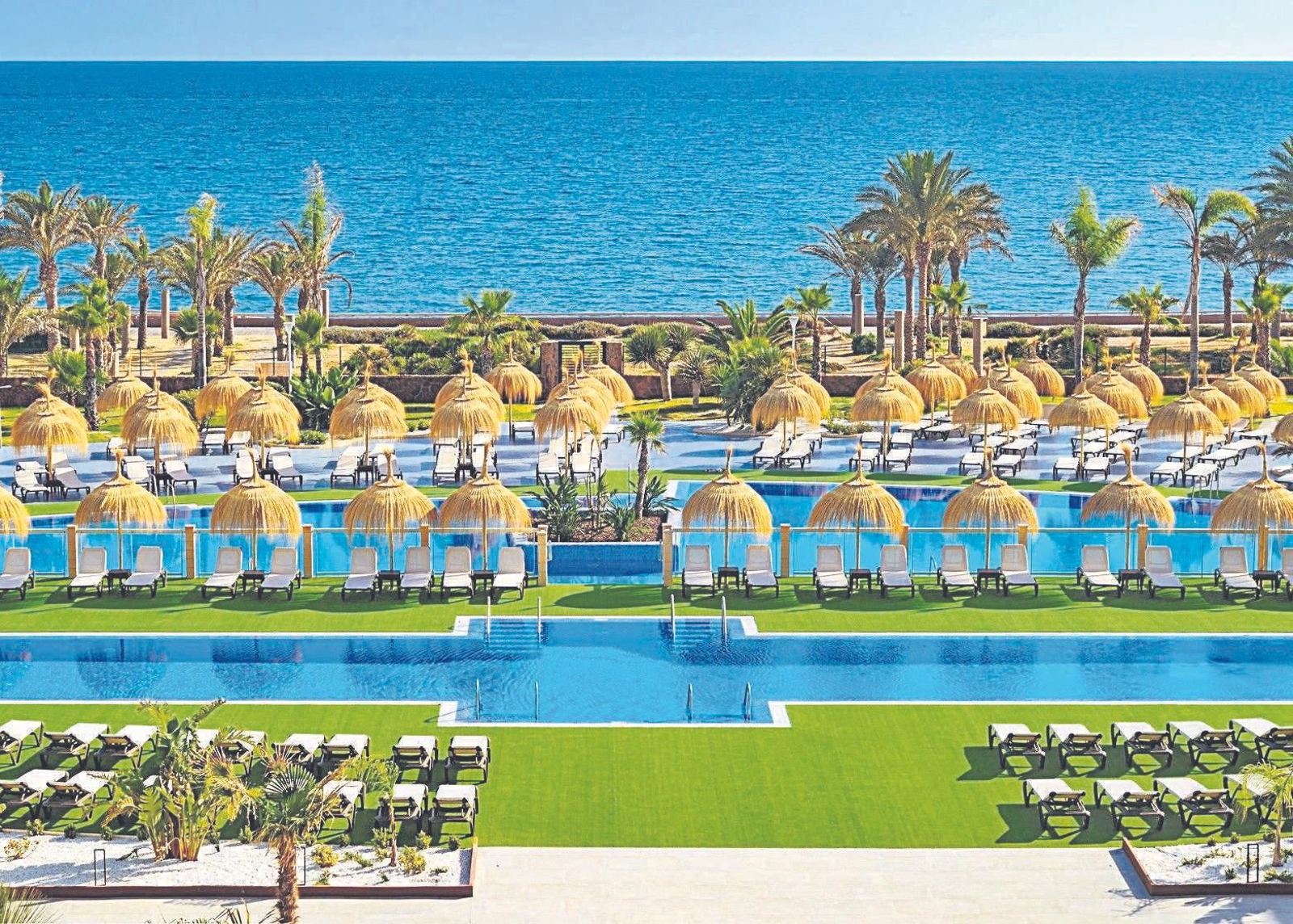 Panorámica del Hotel Cabogata Beach, ubicado en primera línea de playa y enmarcado por las vistas del Cabo de Gata