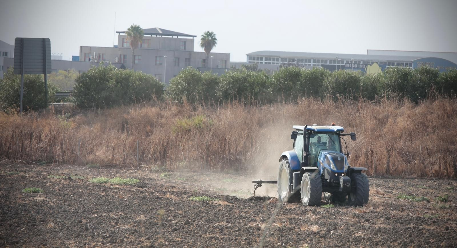 Un tractor preparando las tierras para las siembras.