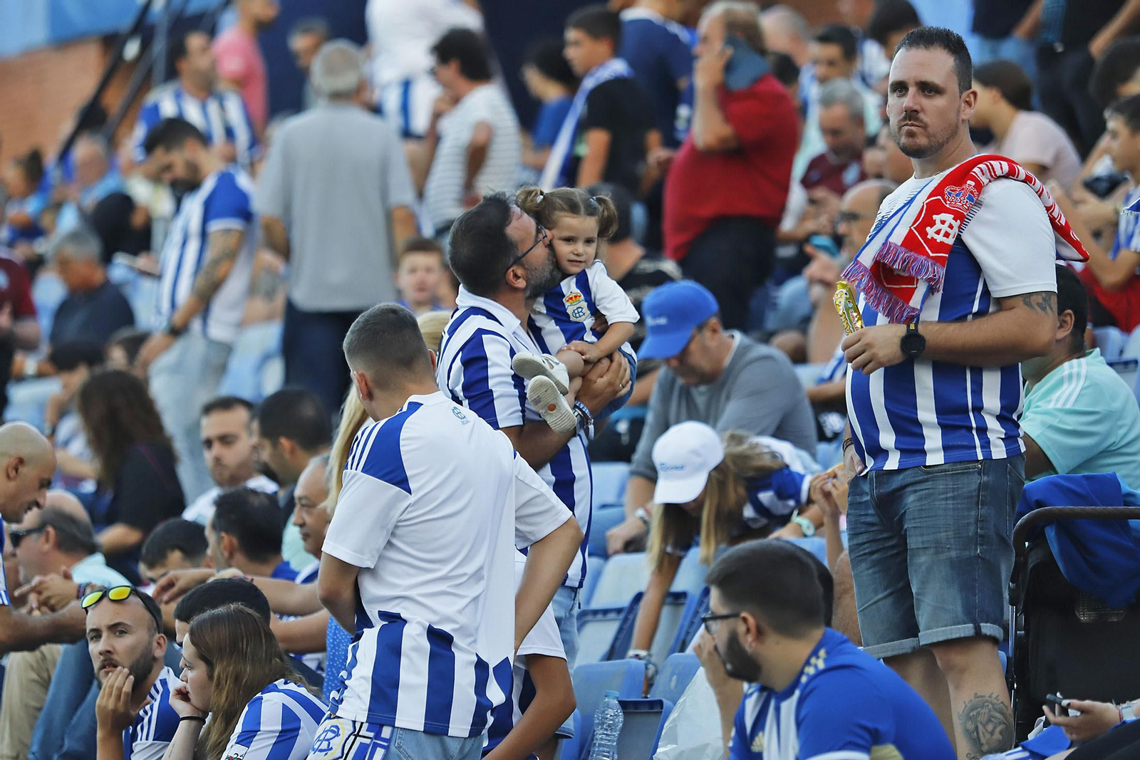 Imágenes del ambiente en el Recreativo de Huelva y Antequera CF