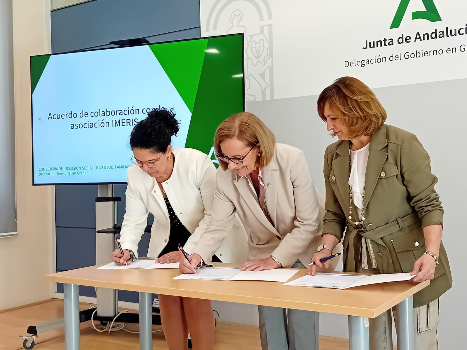 Firma del convenio, en la Delegación del Gobierno en Granada.