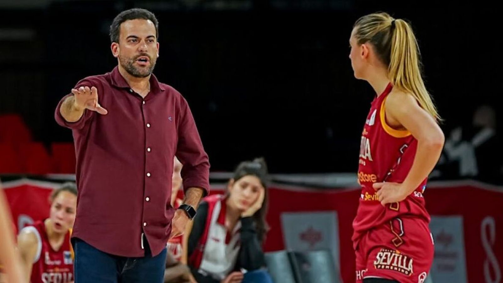 Edu Pérez, preparador del CBS Femenino, dialoga con una de sus jugadoras.