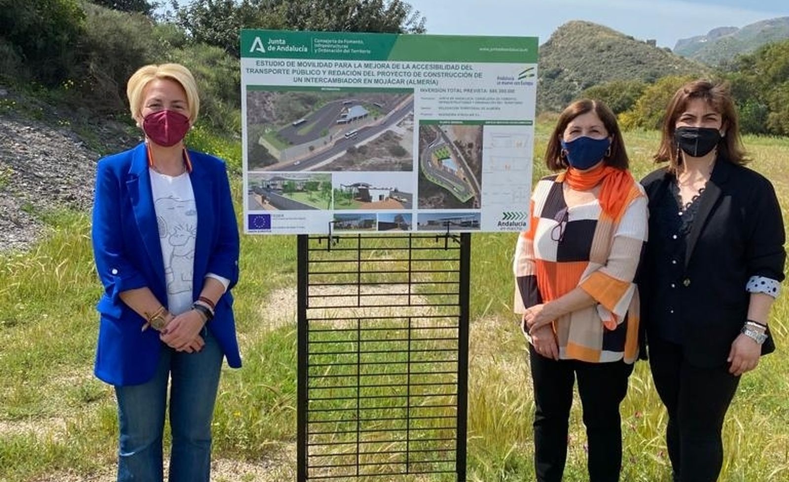 La delegada de Fomento y la alcaldesa de Mojácar en el lugar donde se ubicará la estación.