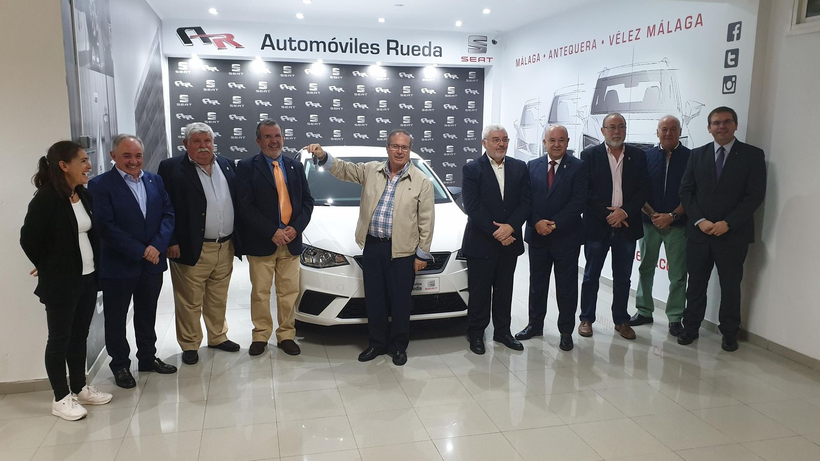 El premiado posa con la junta directiva de la Federación Malagueña de Peñas y miembros de la dirección de Automóviles Rueda.