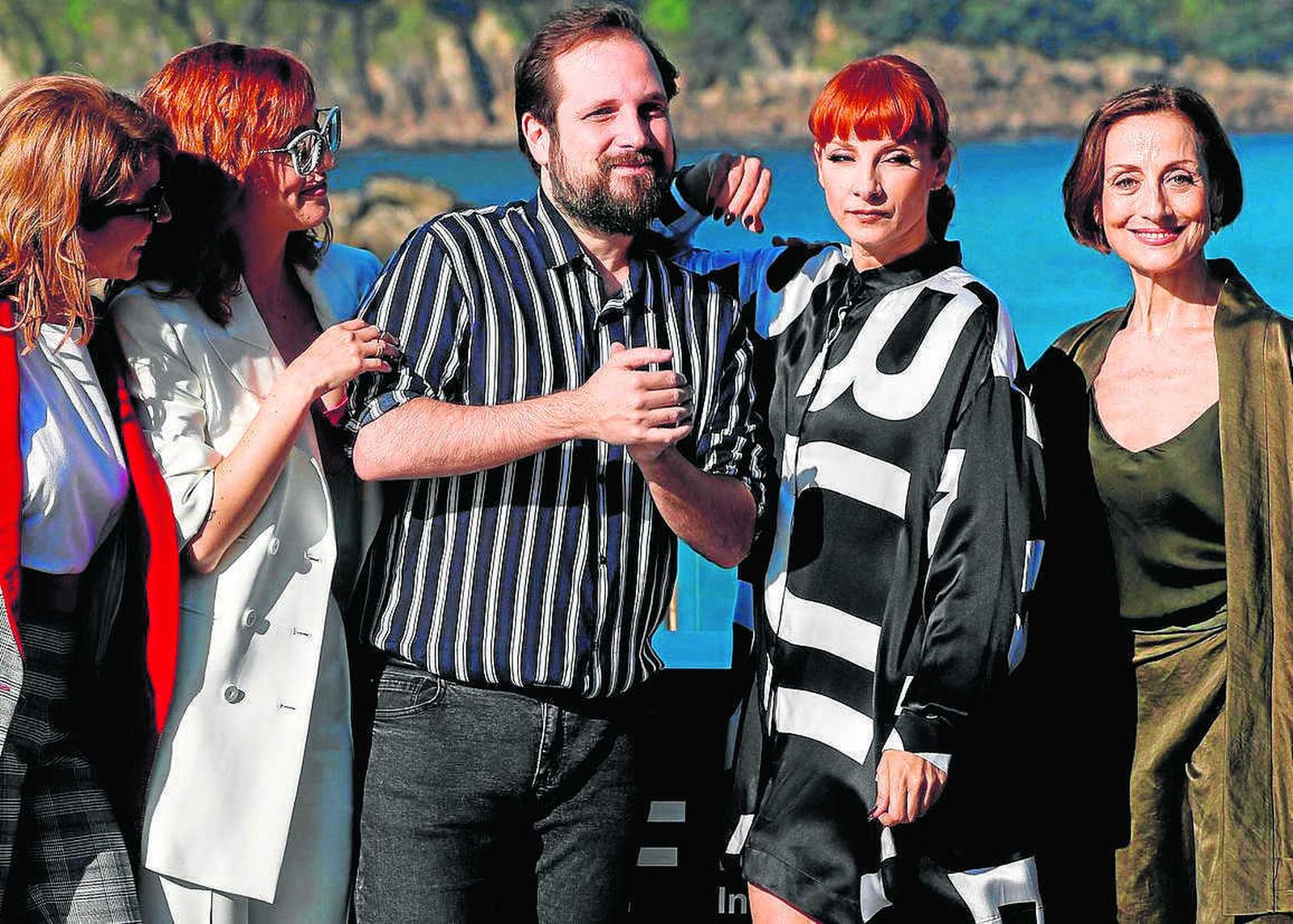 Carlos Vermut, rodeado por las actrices Eva Llorach, Natalia de Molina, Najwa Nimri y Carme Elías.