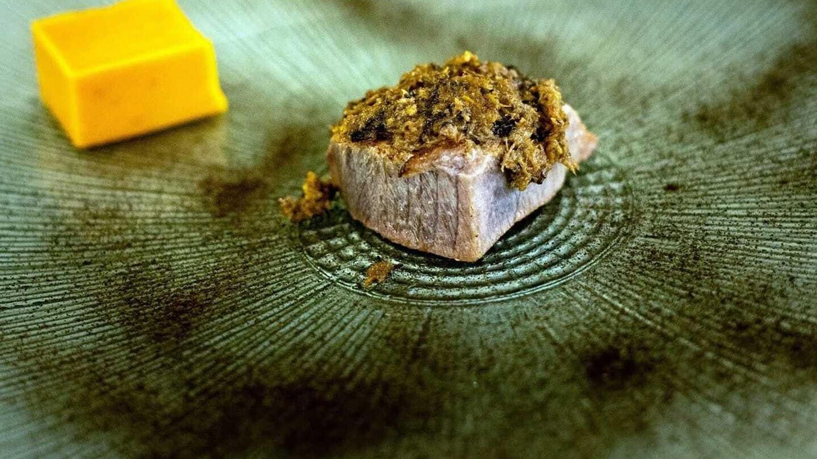 Atún rojo de Conil con estofado de costilla ibérica de bellota de Cortegana, con esencia de trompeta de la Muerte y solidificado de gazpacho