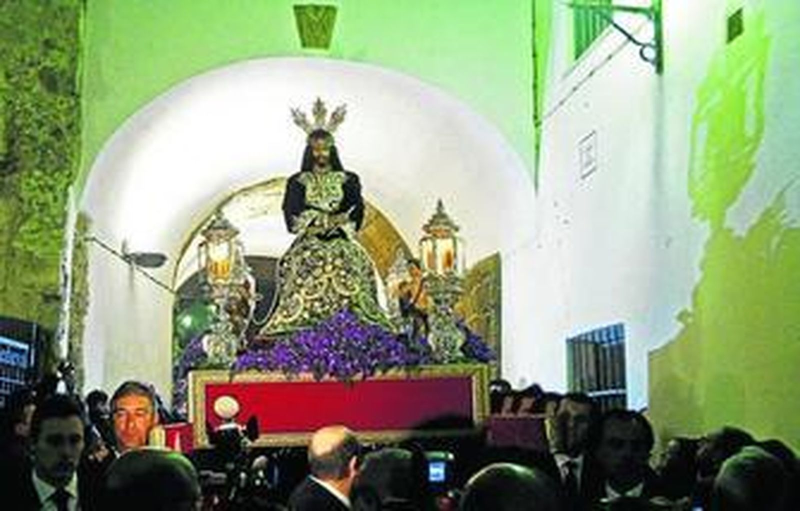 El Señor de la Salud, con la túnica restaurada que estrenaba ayer, pasando bajo el Arco de los Blanco camino de la Catedral.