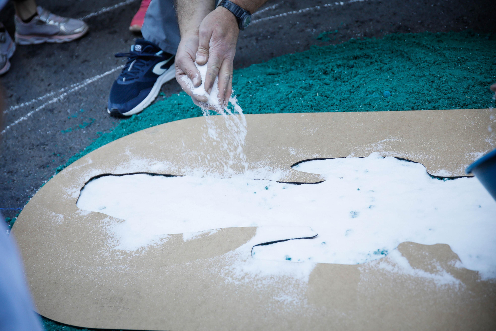 Así es la alfombra de serrín de 60 metros en el Paseo de Almería, en imágenes.