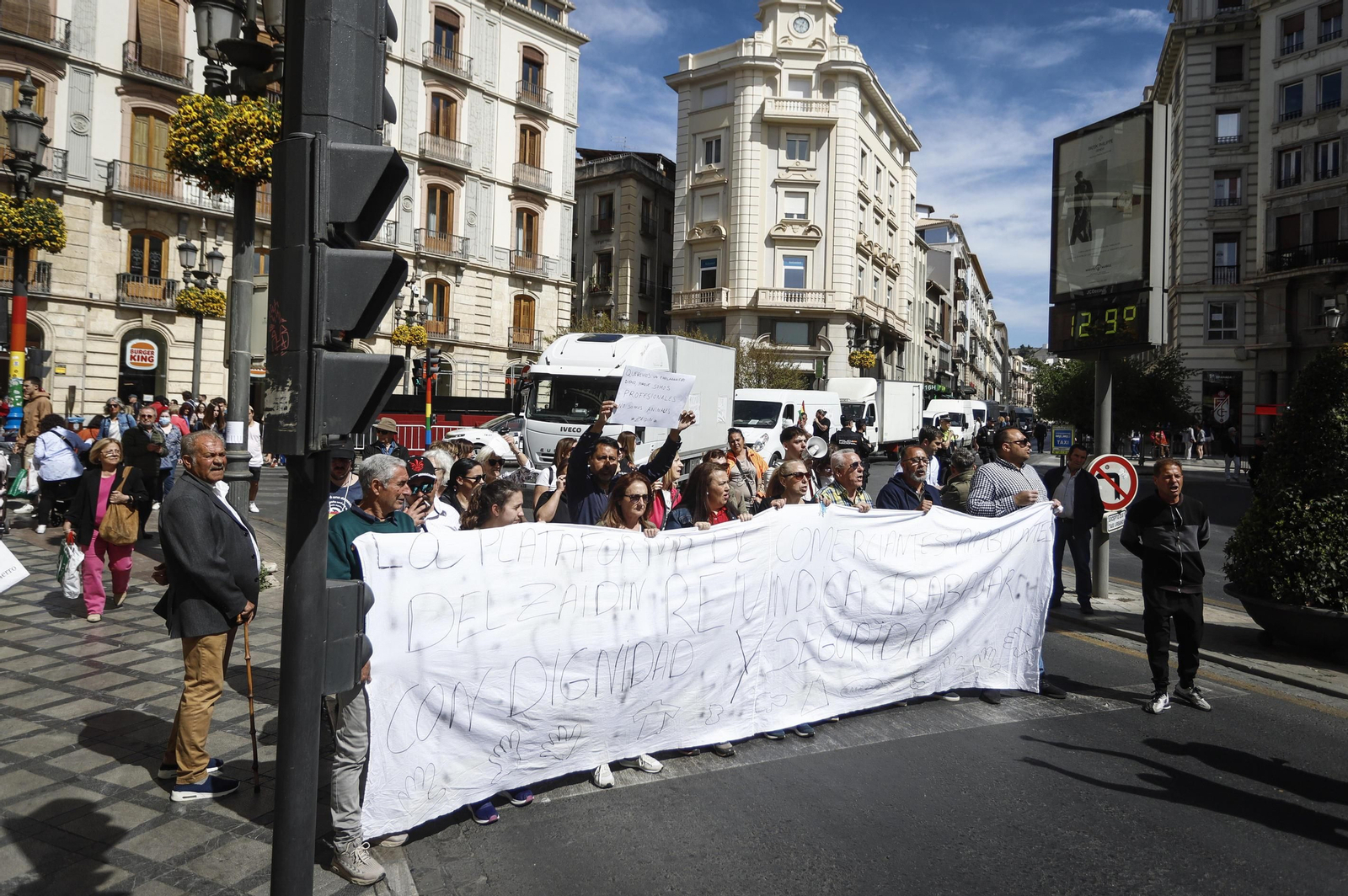 Protesta de los vendedores del mercadillo del Zaidín por Puerta Real.