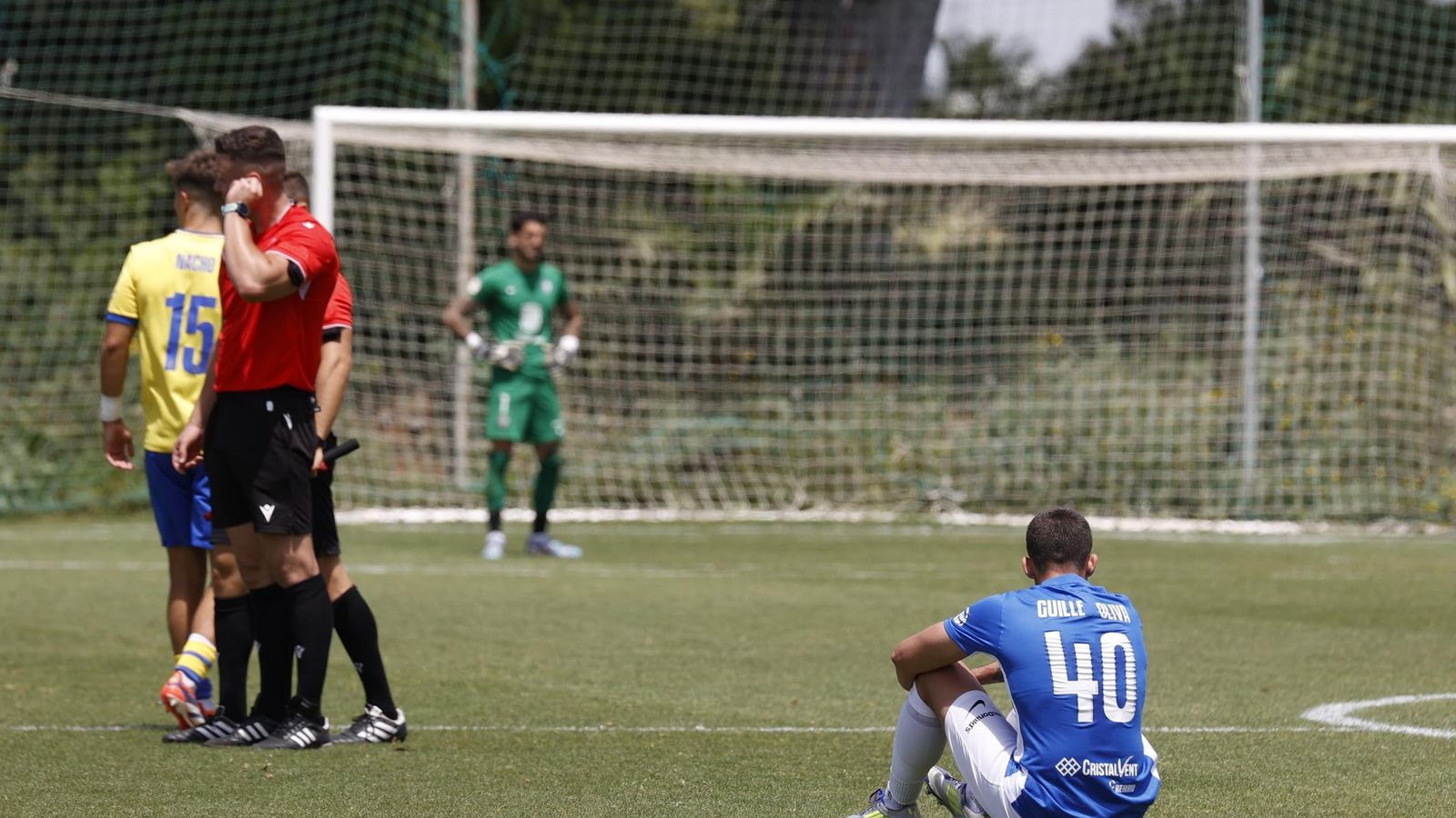 Un jugador del San Fernando sobre el césped, tras consumarse el descenso.
