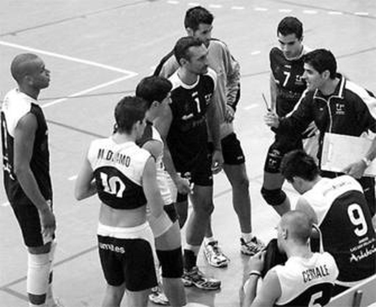 Montoro da instrucciones a los jugadores durante el partido.