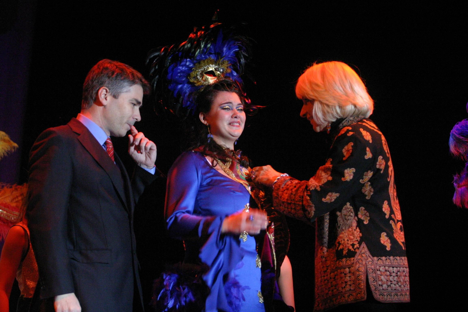 Brenda García Sancho fue la Diosa del Carnaval de ese año, en la imagen flanqueada por Teófila Martínez y Vicente Sáchez.