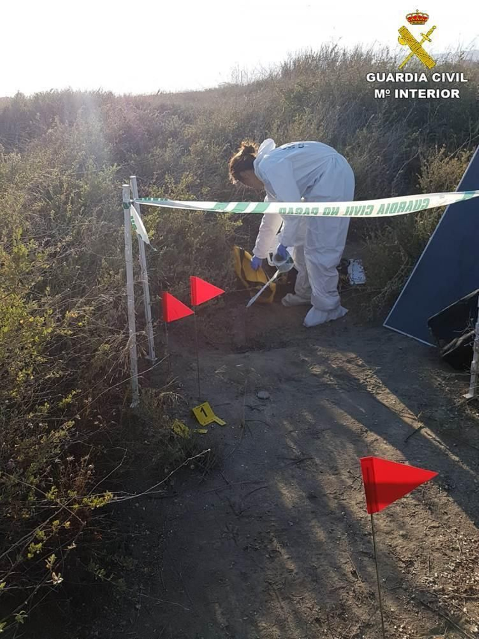 La Guardia Civil durante el hallazgo del cadáver enterrado en El Zapillo.