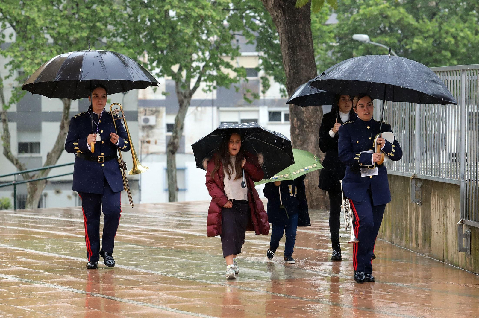 Imágenes de la procesión del Cautivo  bajo la lluvia en Huelva