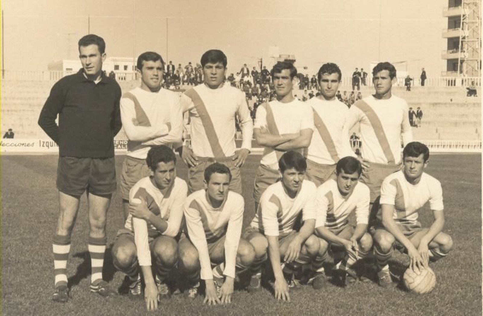 De pie: De la Corte, Aranda, Chinchón, Feria, Ñoñio, Félix Pérez. Agachados Ramírez, Rodrigo, Suero, Menacho y Vélez.