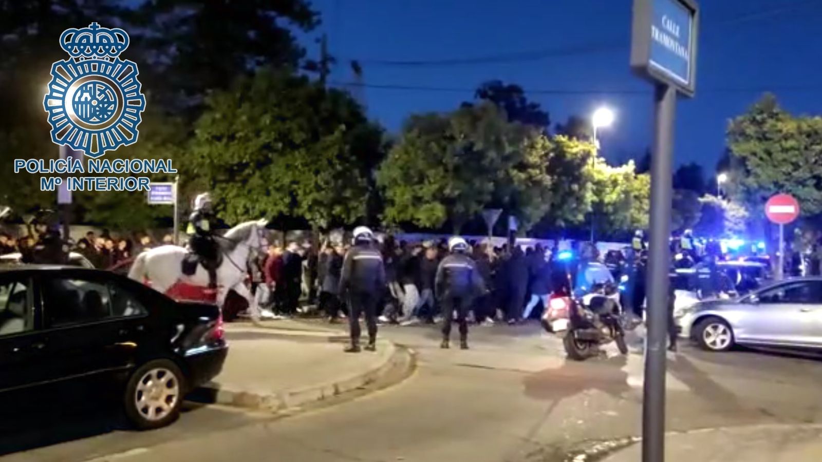 La Policía aborta una pelea entre ultras del Rayo Vallecano y del Betis, el 3 de marzo.