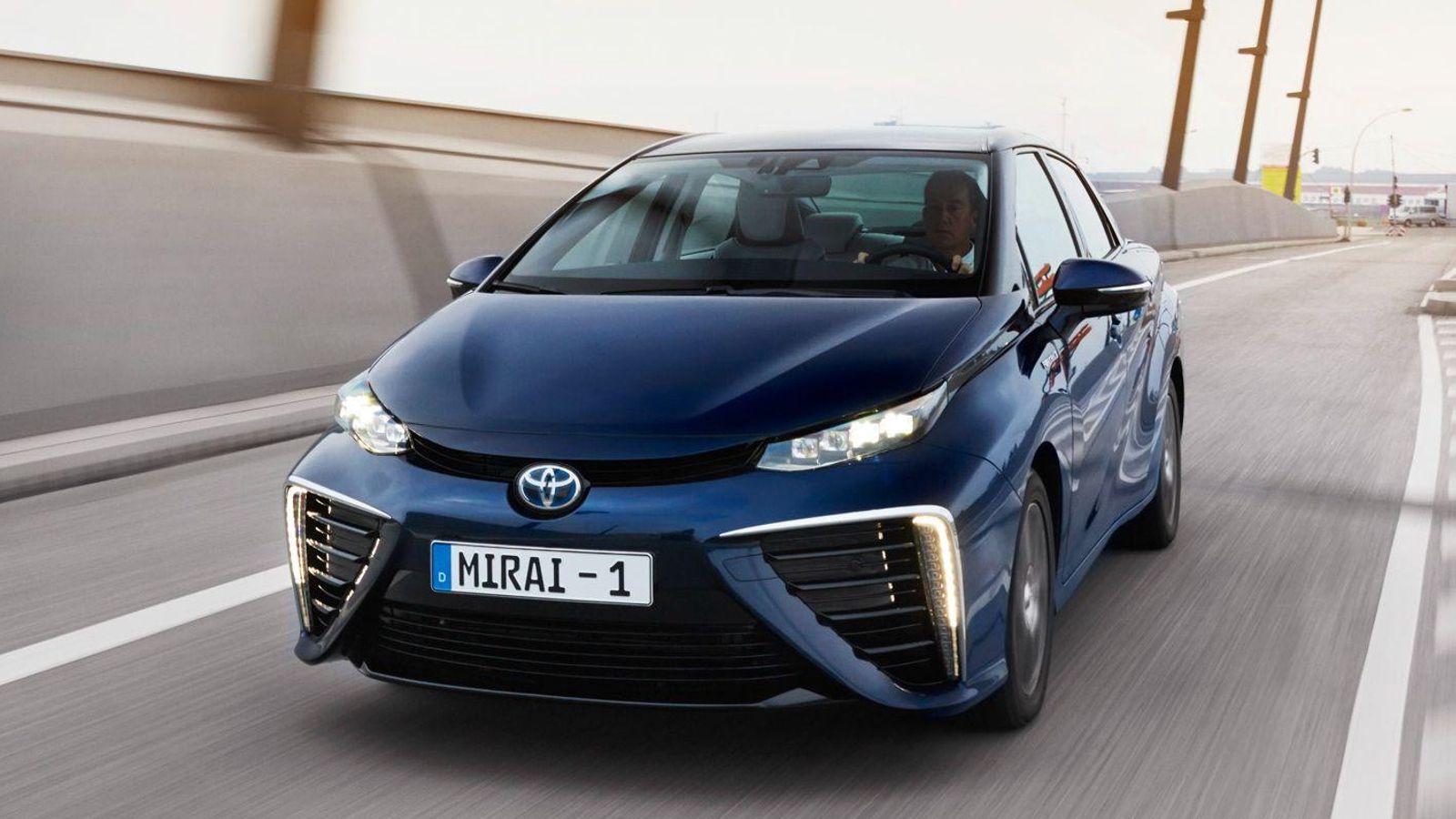 El Mirai fue la berlina que estrenó la pila de combustible de Toyota a nivel comercial hace ya más de diez años. Como su sucesor, funcionaba con un eléctrico con la ventaja de tiempos de repostaje del hidrógeno más cortos.
