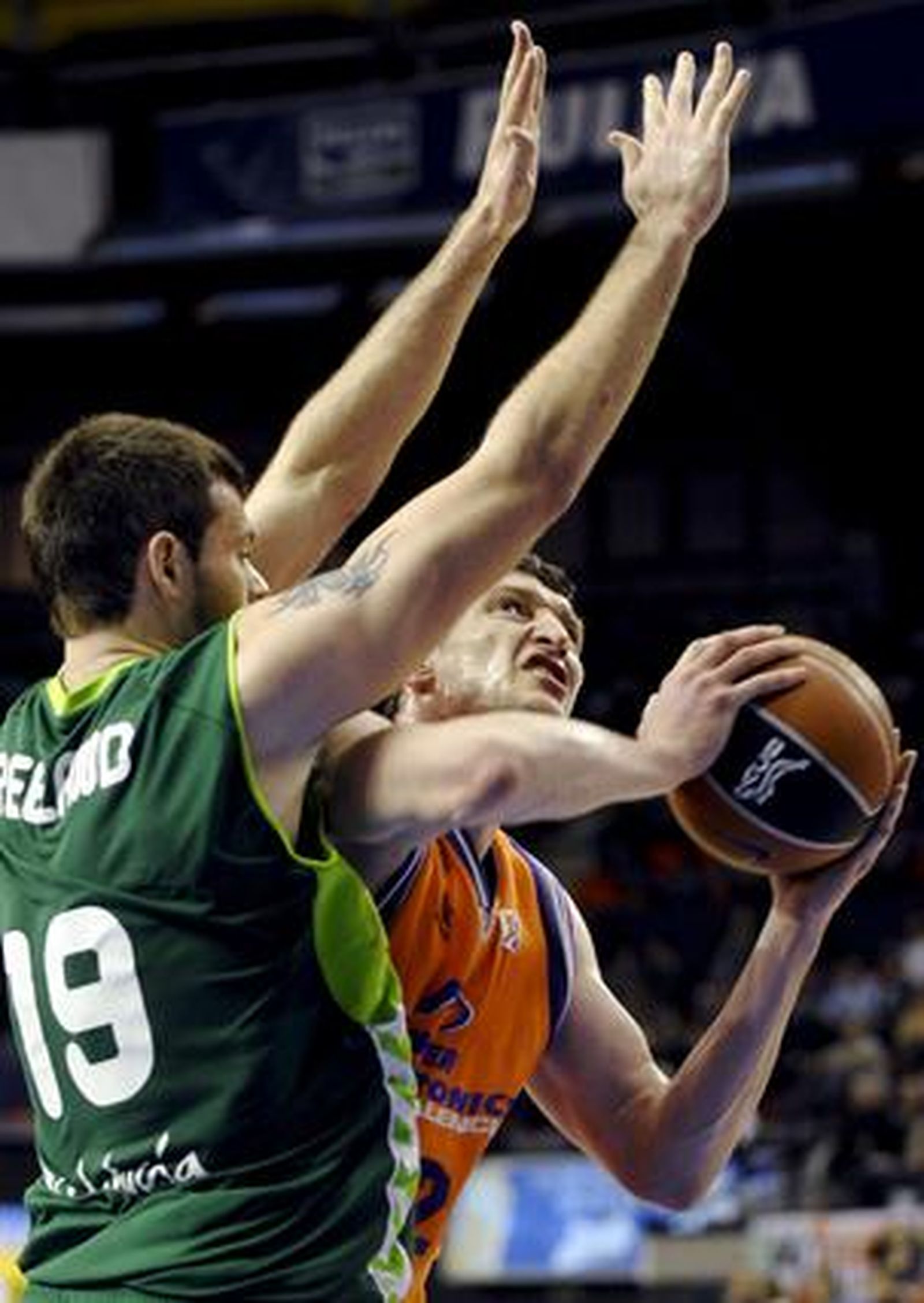 El Unicaja cae ante el Valencia lastrado por una mala primera parte. / EFE