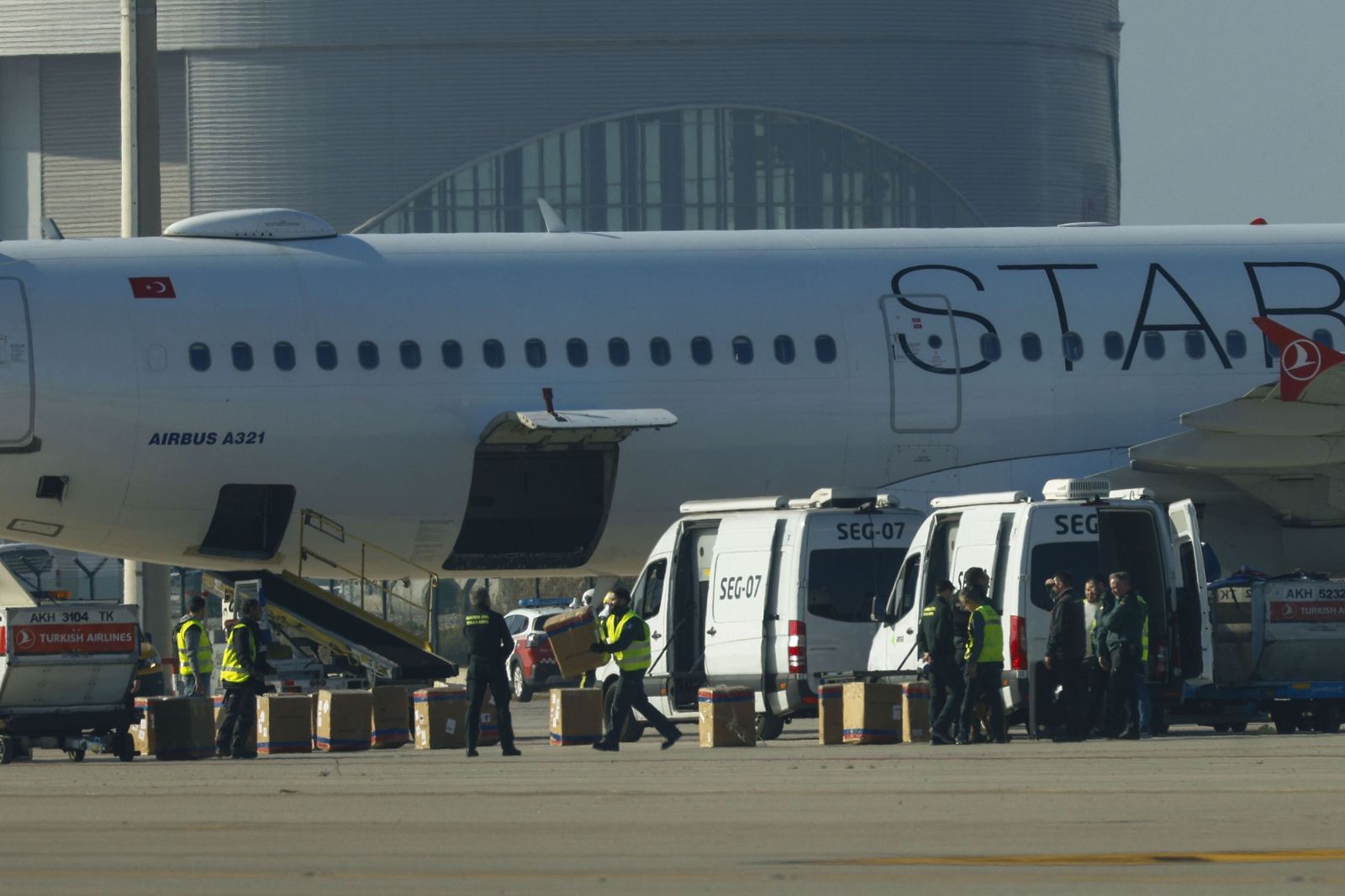 Aspecto del avión de Turkish Airlines que aterrizó en Barcelona tras una amenaza de bomba.