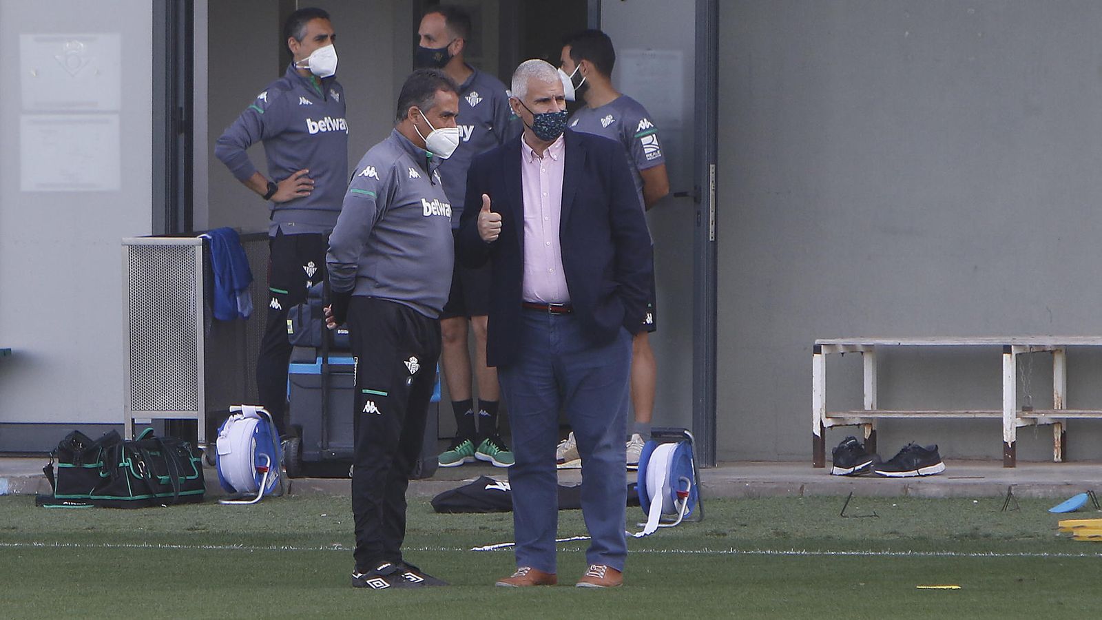 Antonio Cordón dialoga con Alexis, en el entrenamiento de ayer.