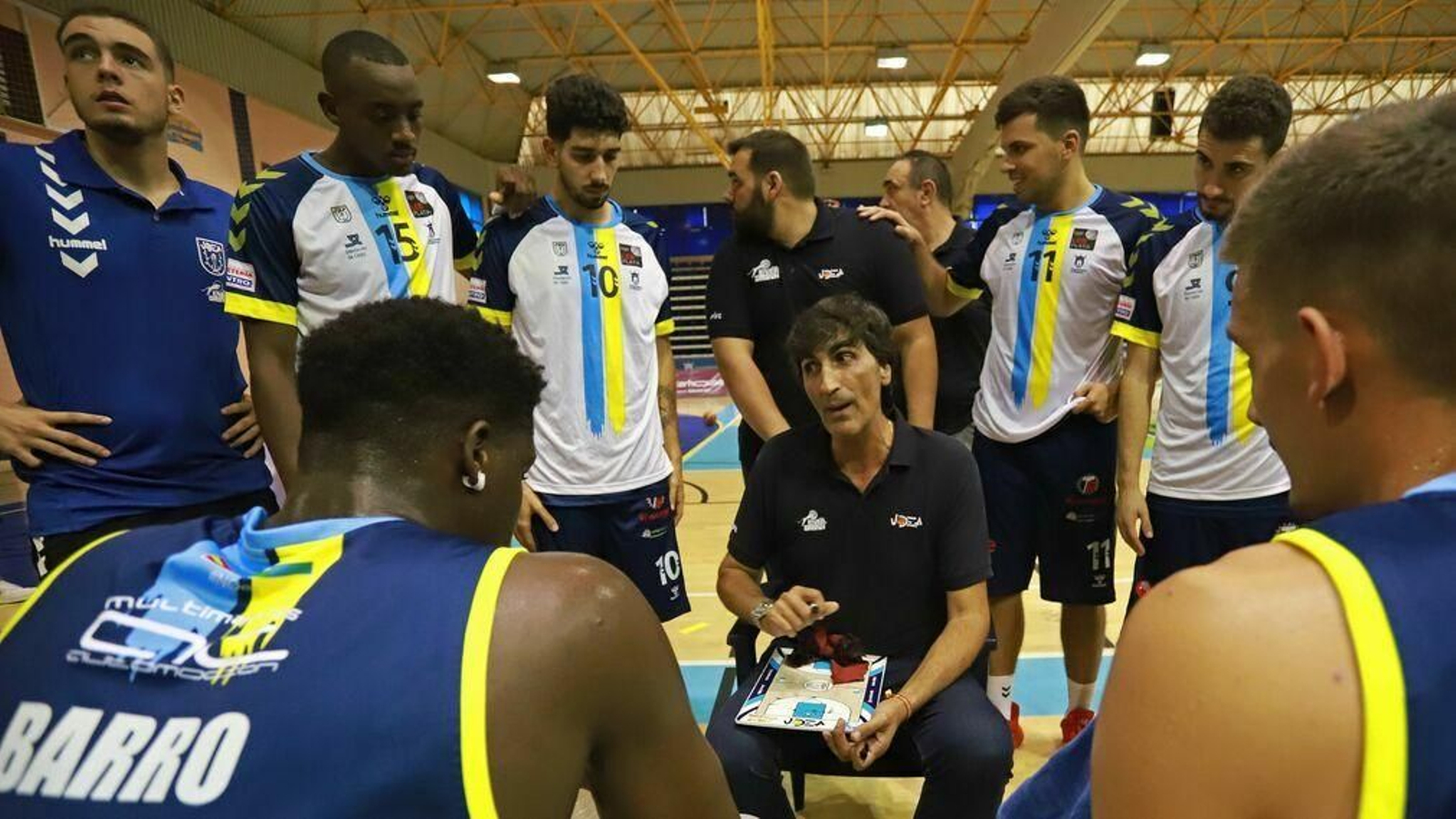 Kumimga (15) escucha al técnico, Javi Malla, durante un tiempo muerto