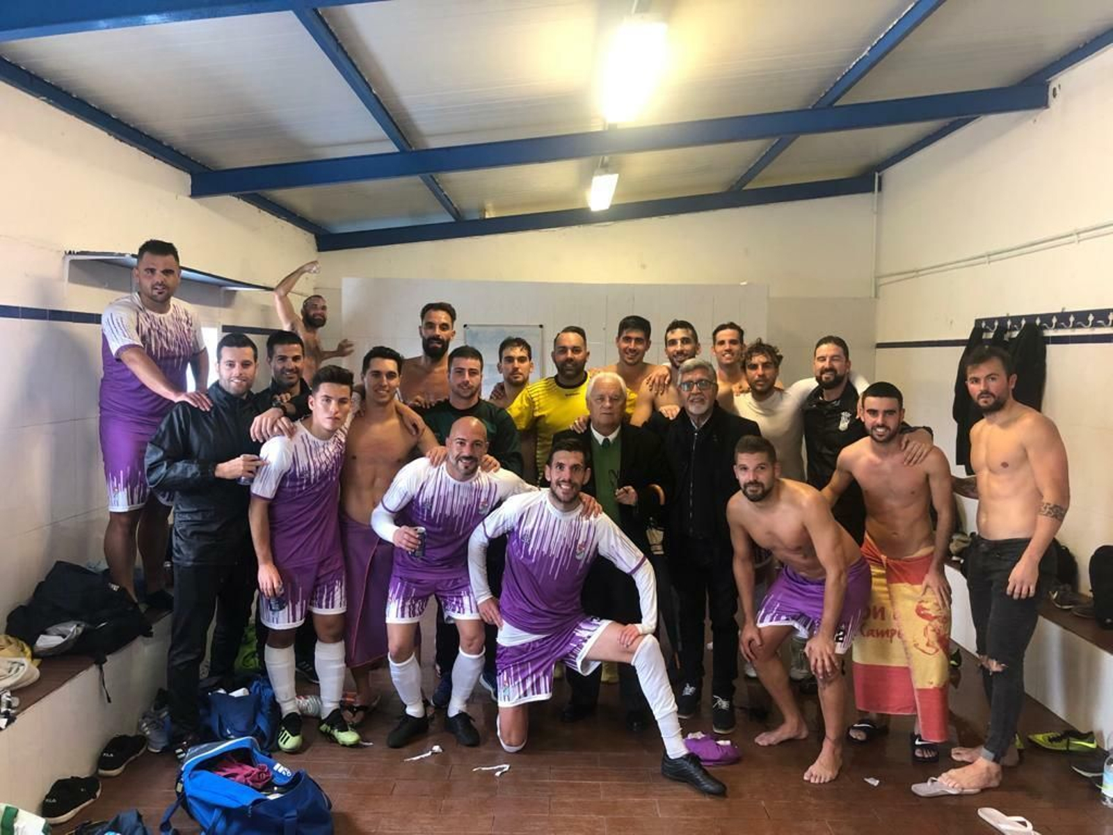 Los miembros del Puerto Real, de celebración en el Gutiérrez Amérigo.