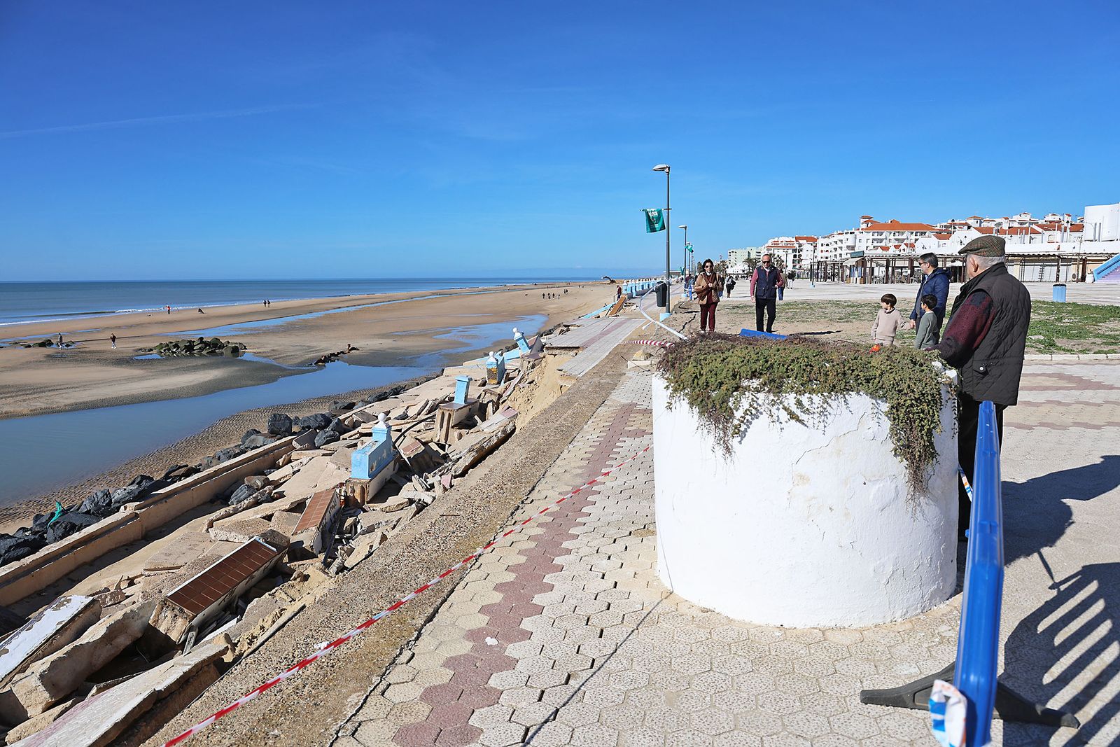 Fotografías de la concentración de los vecinos de Matalascañas tras los destrozos del paseo marítimo