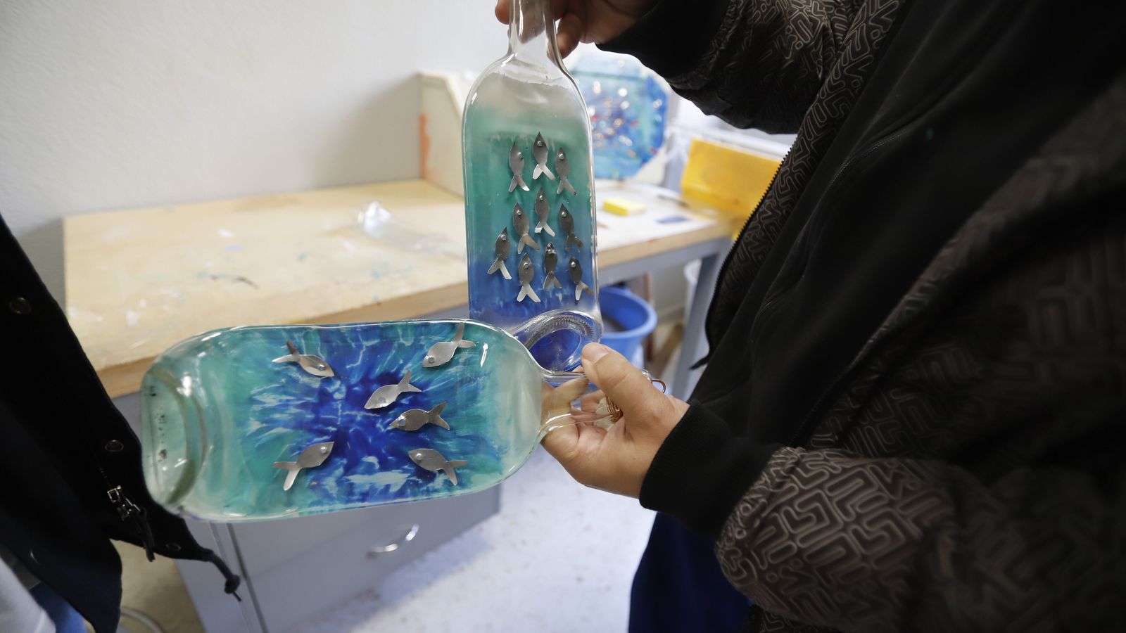 Botellas convertidas en recipientes para el hogar.