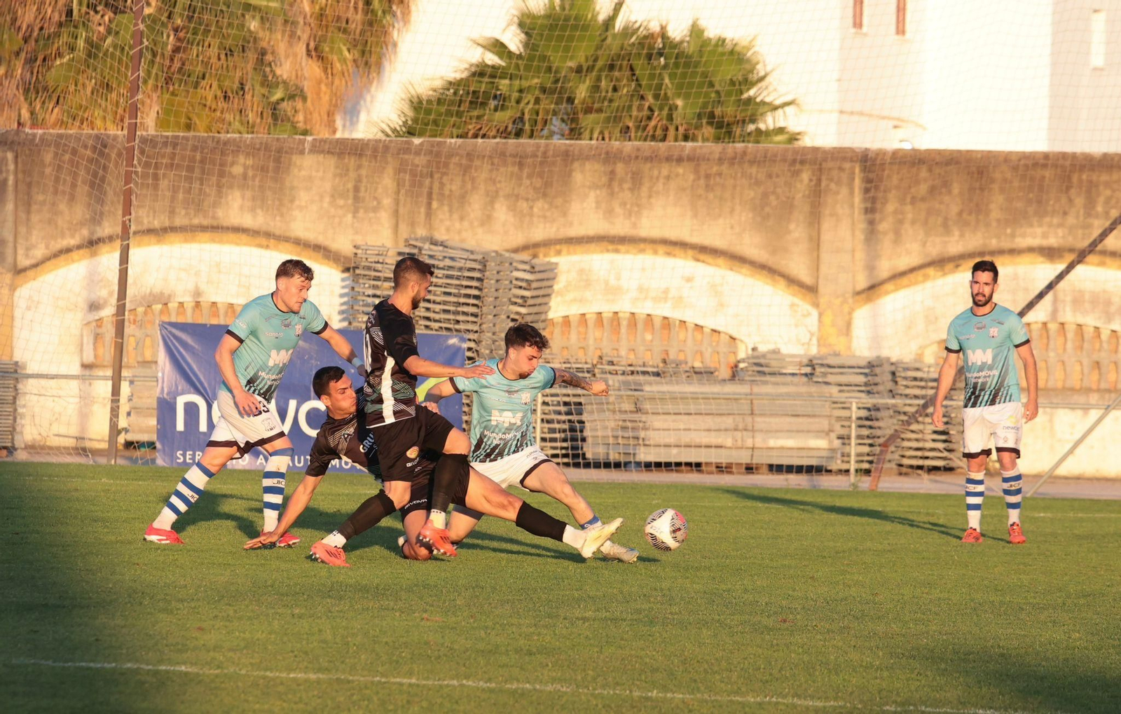 Manu Rojas intenta llevarse el balón ante dos contrarios.