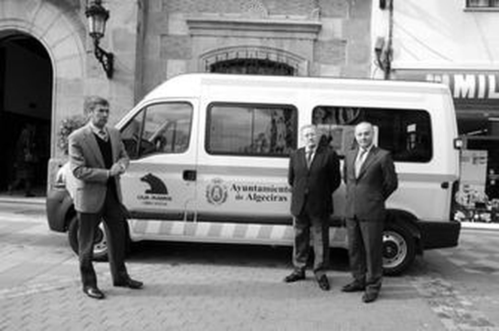 El alcalde, Tomás Herrera, recepciona la furgoneta, ayer.