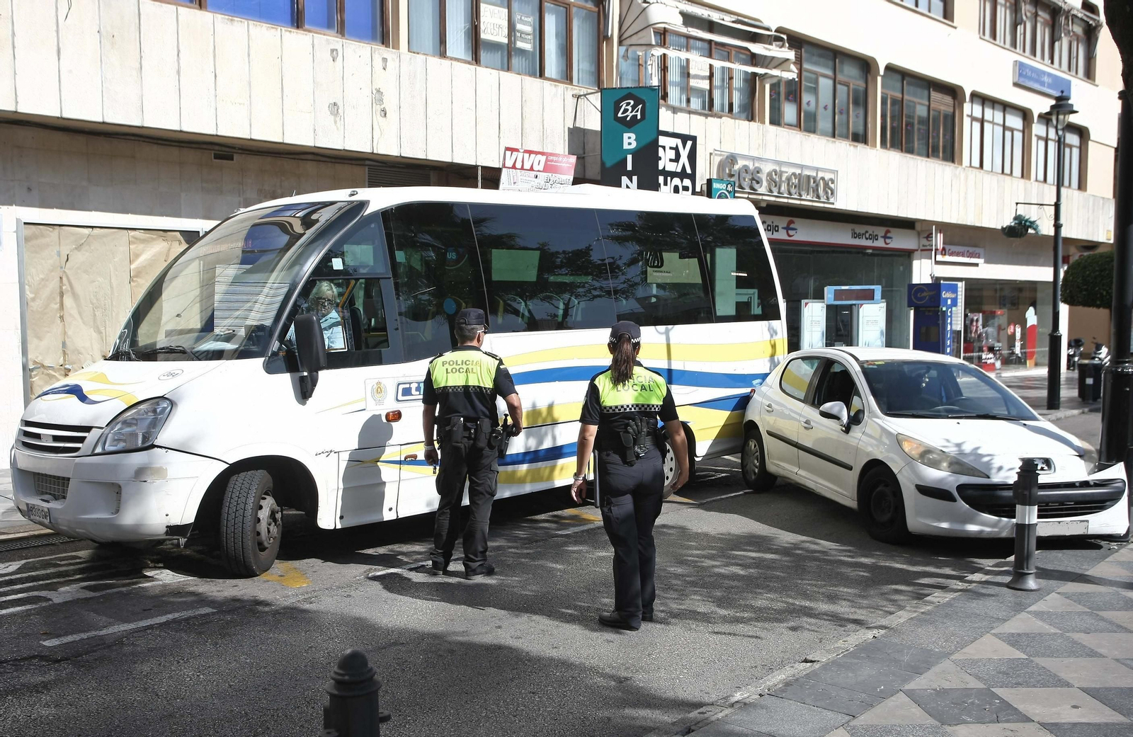 Un coche se choca con un bolardo en la Plaza Alta