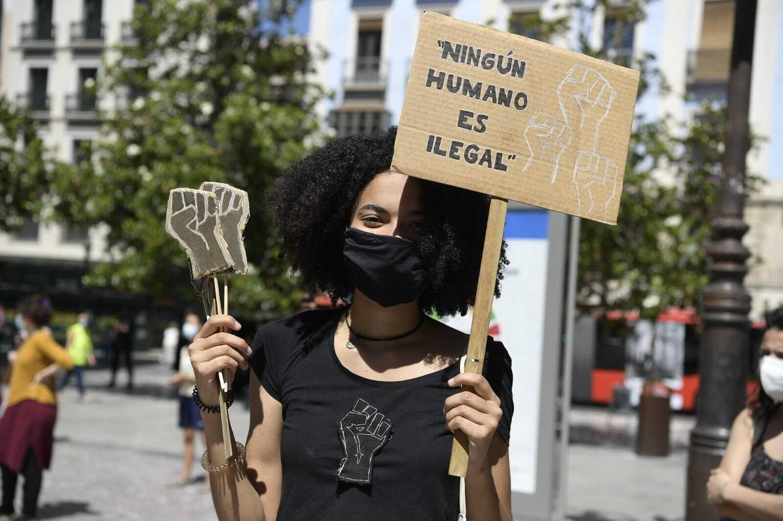 "Ningún ser humano en ilegal": fotos de la manifestación contra el racismo en Granada