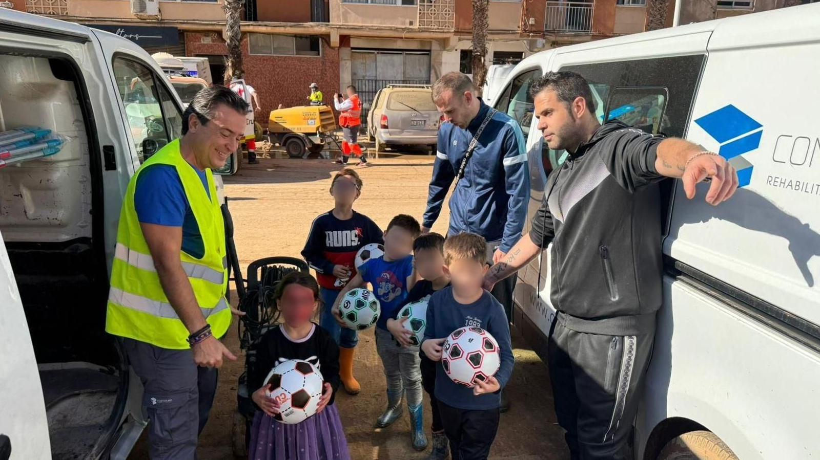Voluntarios de Málaga repartiendo juguetes a los niños en su primer viaje a Valencia