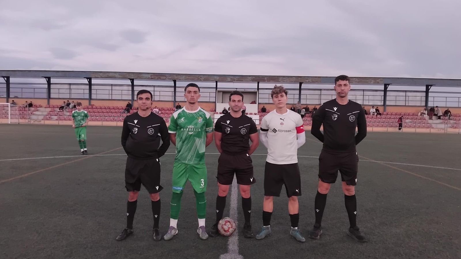 Los capitanes de La Cañada y del Vázquez Cultural posan con el trío arbitral antes del comienzo del partido.