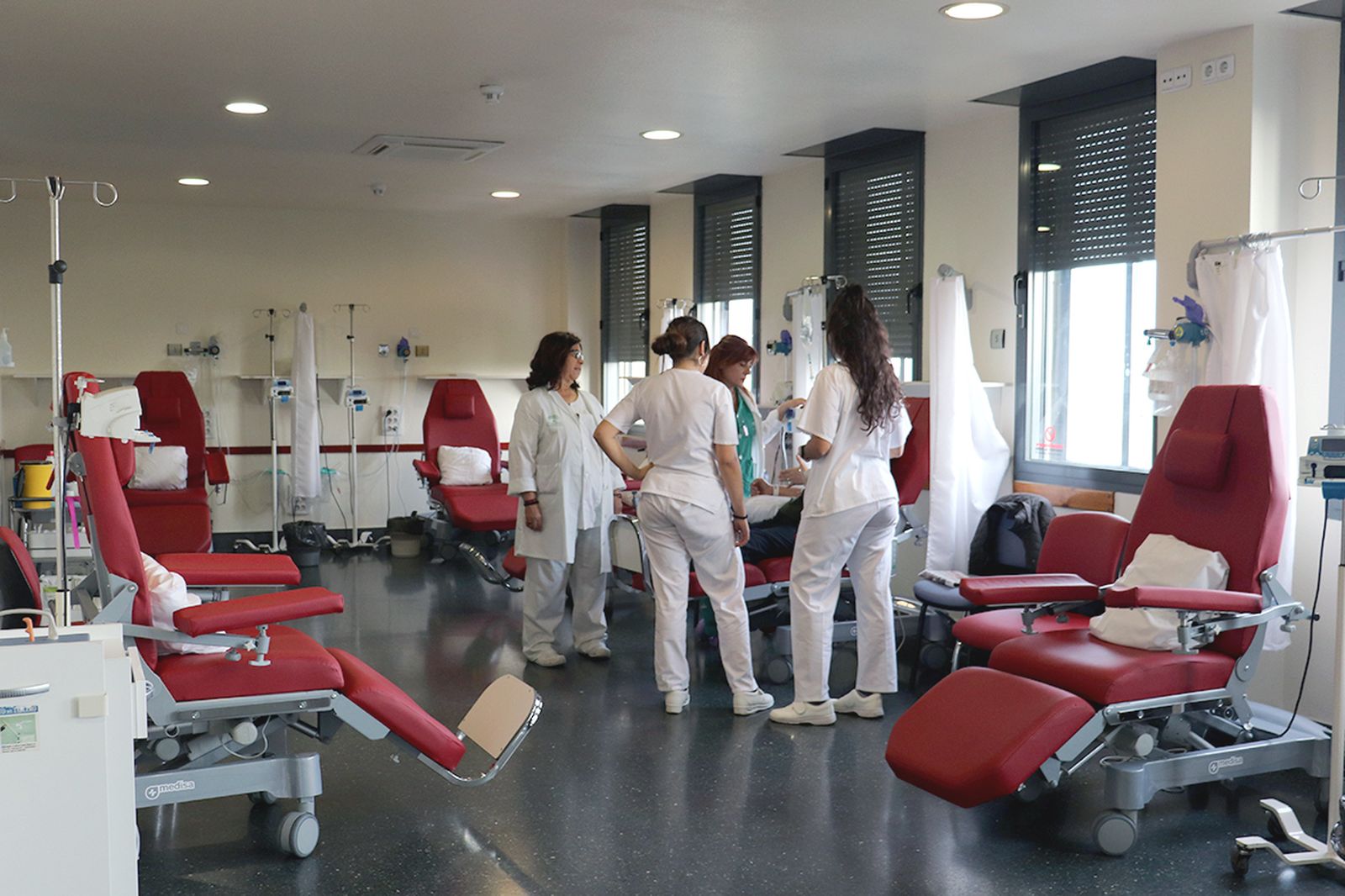 Profesionales sanitarias atienden a un paciente que se dispone a recibir el tratamiento.