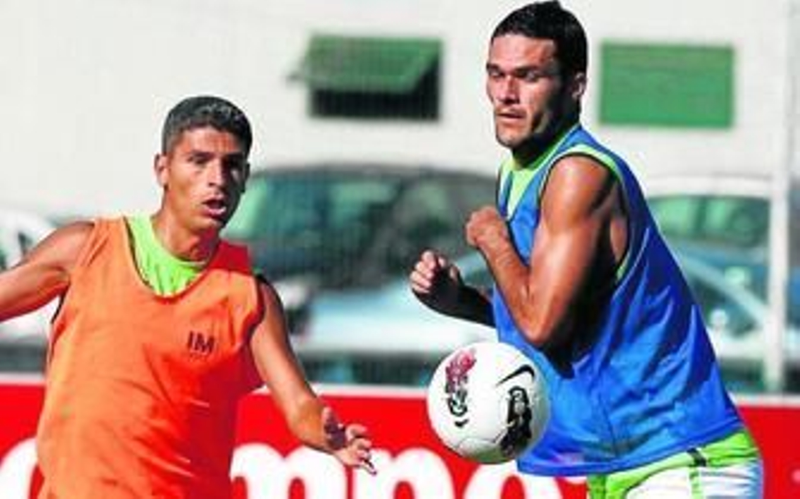 Jorge Molina disputa un balón con Salva Sevilla en el entrenamiento de ayer.