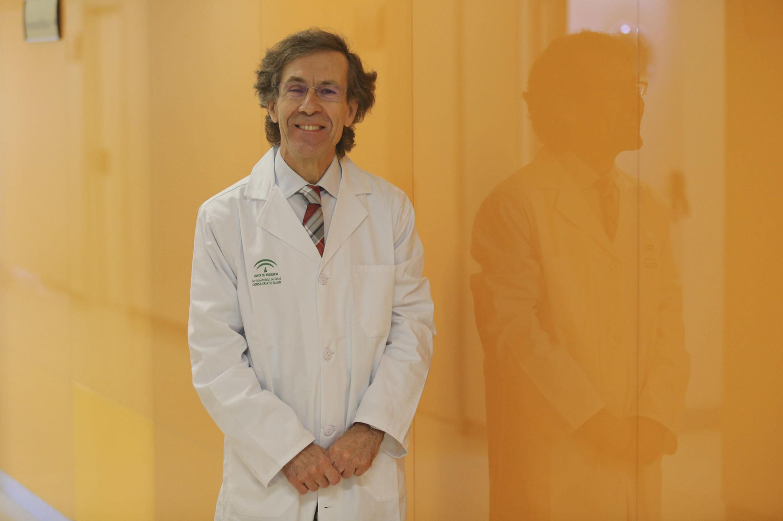 Manuel Romero, en un pasillo del Hospital Clínico.