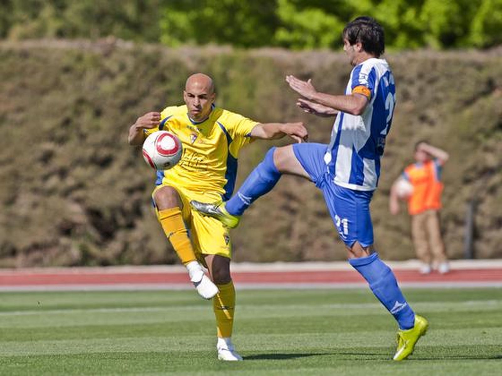 Álvaro Jurado fue el sustituto del sevillano, pasando Moke al centro de la defensa. 

Foto: LOF