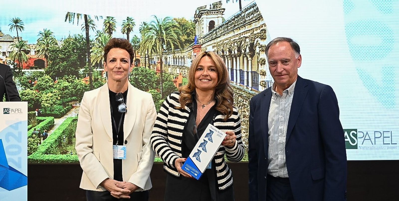 Evelia Rincón (en el centro) posa con el galardón que recibió Lipasam en Madrid.