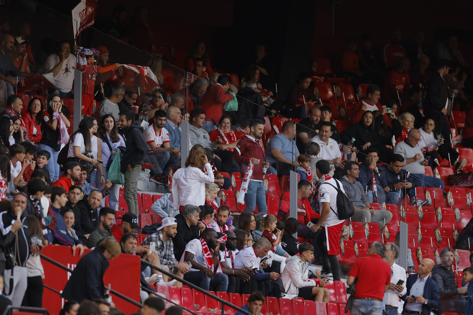 Búscate en las fotos del Sevilla-Betis
